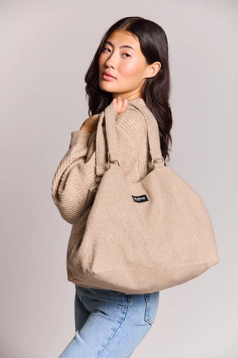 sac-raphaelle-laine-beige-femme-ferme-hindbag.jpg